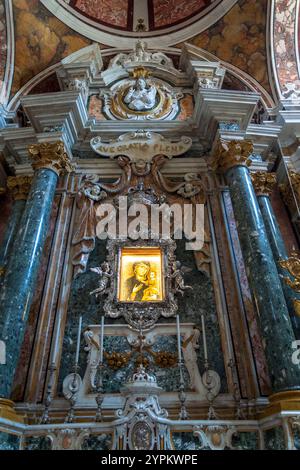 Cattedrale cattolica a cupola di Monopoli, Basilica della Madonna della Madia o Santa Maria della Madia, Monopoli, Puglia, provincia di Bari, Italia Foto Stock