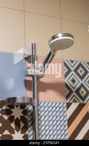 Primo piano di una doccia nell'appartamento moderno. Foto Stock