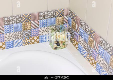 Foto delle piastrelle decorative del bagno Foto Stock