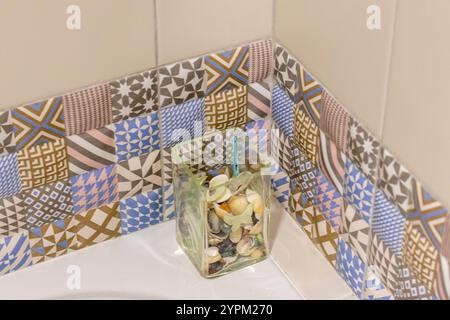 Foto delle piastrelle decorative del bagno Foto Stock