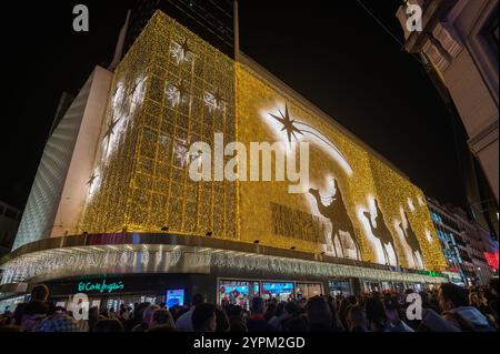 Madrid, Spagna. 30 novembre 2024. Edificio El Corte Ingles illuminato con i saggi in cammelli come parte delle decorazioni natalizie nel centro di Madrid. Crediti: Marcos del Mazo/Alamy Live News Foto Stock