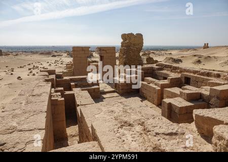 Vista dal tempio settentrionale dell'antica Karanis Graeco-romana, Kom Aushim, Faiyum, Egitto Foto Stock