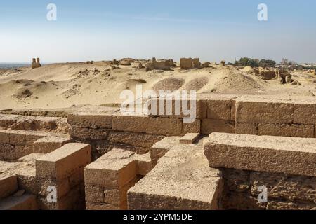 Vista dal tempio settentrionale dell'antica Karanis Graeco-romana, Kom Aushim, Faiyum, Egitto Foto Stock