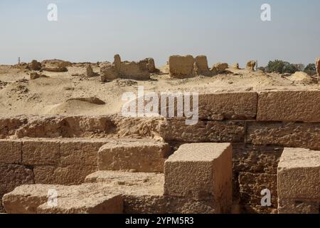 Vista dal tempio settentrionale dell'antica Karanis Graeco-romana, Kom Aushim, Faiyum, Egitto Foto Stock