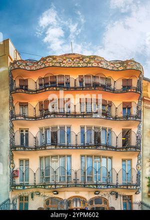 BARCELLONA - 9 AGOSTO: Facciata del cortile interno di Casa Batllo, rinomato edificio progettato da Antoni Gaudí e simbolo di Barcellona, Catal Foto Stock