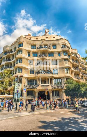 BARCELLONA - 9 AGOSTO: Facciata del capolavoro modernista Casa Mila, alias la Pedrera, rinomato edificio progettato da Antoni Gaudí e iconico monumento in Foto Stock