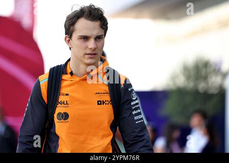 Doha, Qatar. 1 dicembre 2024. Oscar Piastri (AUS) McLaren. 01.12.2024. Formula 1 World Championship, Rd 23, Qatar Grand Prix, Doha, Qatar, giorno della gara. Il credito fotografico dovrebbe essere: XPB/Alamy Live News. Foto Stock