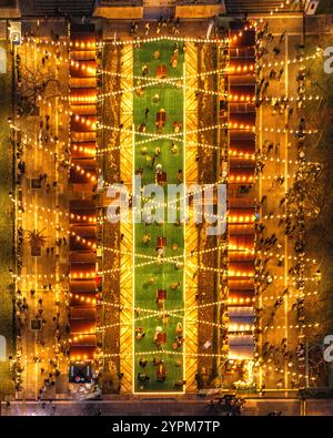 Sofia, Bulgaria, 27 novembre 2024. Vista aerea del drone sul mercatino di Natale, vista verticale dall'alto dei chioschi fast food e dell'area ristoro con gar elettrico Foto Stock