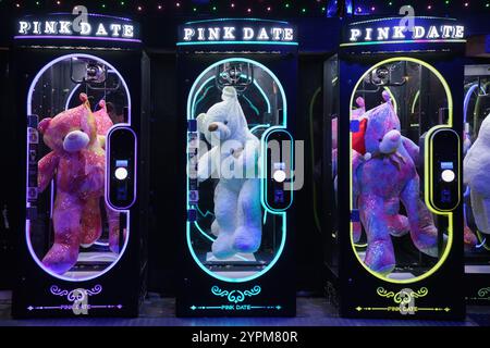 Sofia, Bulgaria, novembre 27 2024: Macchine a premi con grandi orsacchiotti al mercatino di Natale di Sofia, Bulgaria Foto Stock