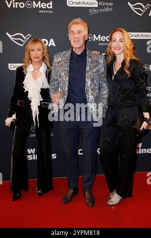 Uli Stein mit Ehefrau Cornelia und Tochter Jennifer Beim Movie Meets Media Event 2024 im Hotel Atlantic. Amburgo, 30.11.2024 *** Uli Stein con la moglie Cornelia e la figlia Jennifer al Movie Meets Media Event 2024 presso l'Hotel Atlantic Hamburg, 30 11 2024 foto:XC.xTamckex/xFuturexImagex media 4256 Foto Stock