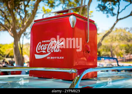 Refrigerante Coca-Cola rosso retrò con manici in metallo e classico slogan bianco. Foto Stock