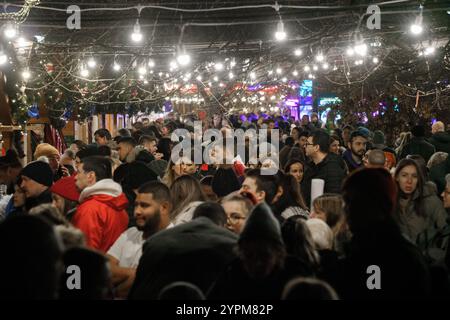 SOFIA, BULGARIA - novembre 27 2024: Una folla al mercatino di Natale di Sofia, Bulgaria di notte Foto Stock