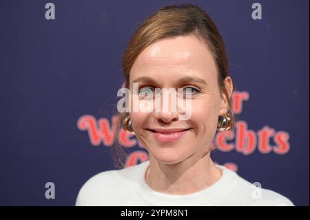 Schauspielerin Nadja Becker kommt zur Premiere des 9. Kölner WeihnachtsCircus der bis zum 05.01.2025 in Köln gastiert. *** L'attrice Nadja Becker viene alla prima del 9° Circo di Natale di Colonia, che si esibirà a Colonia fino al 05 01 2025 Foto Stock