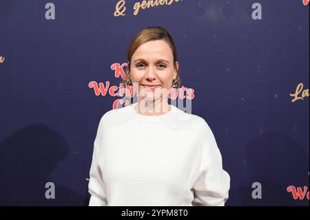 Schauspielerin Nadja Becker kommt zur Premiere des 9. Kölner WeihnachtsCircus der bis zum 05.01.2025 in Köln gastiert. *** L'attrice Nadja Becker viene alla prima del 9° Circo di Natale di Colonia, che si esibirà a Colonia fino al 05 01 2025 Foto Stock