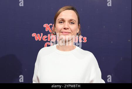 Schauspielerin Nadja Becker kommt zur Premiere des 9. Kölner WeihnachtsCircus der bis zum 05.01.2025 in Köln gastiert. *** L'attrice Nadja Becker viene alla prima del 9° Circo di Natale di Colonia, che si esibirà a Colonia fino al 05 01 2025 Foto Stock