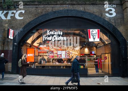 Londra, Regno Unito. 27 novembre 2024. Ristorante fast food Kentucky Fried Chicken situato negli archi ferroviari di fronte alla stazione ferroviaria di Waterloo a Londra. Crediti: Maureen McLean/Alamy Foto Stock