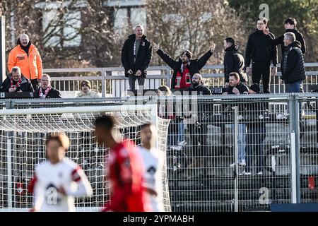 Seraing, Belgio. 1 dicembre 2024. I tifosi di Rwdm sono stati fotografati durante una partita di calcio tra RFC Seraing e RWD Molenbeek, a Seraing, il giorno 13 della 2024-2025 'Challenger Pro League' 1B seconda divisione del campionato belga, domenica 01 dicembre 2024. BELGA PHOTO BRUNO FAHY credito: Belga News Agency/Alamy Live News Foto Stock