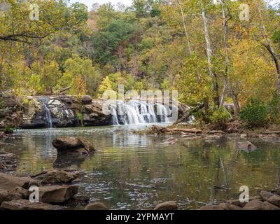 Le cascate di Sandstone nel New River Gorge National Park, West Virginia, presentano una splendida esposizione autunnale mentre il fogliame di colore autunnale si riflette nell'acqua, ca Foto Stock