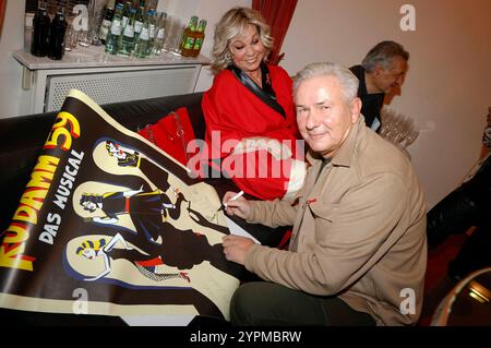 Judy Winter und Klaus Wowereit bei der Spendenscheckübergabe zum Welt-AIDS-Tag 2024 im Theater des Westens. Berlino, 30.11.2024 *** Judy Winter e Klaus Wowereit alla consegna del assegno di donazione per la giornata Mondiale dell'AIDS 2024 al Theater des Westens Berlin, 30 11 2024 foto:XB.xDummerx/xFuturexImagex scheckuebergabe 4107 Foto Stock