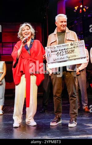 Judy Winter und Klaus Wowereit bei der Spendenscheckübergabe zum Welt-AIDS-Tag 2024 im Theater des Westens. Berlino, 30.11.2024 *** Judy Winter e Klaus Wowereit alla consegna del assegno di donazione per la giornata Mondiale dell'AIDS 2024 al Theater des Westens Berlin, 30 11 2024 foto:XB.xDummerx/xFuturexImagex scheckuebergabe 4116 Foto Stock