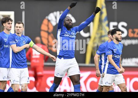 Tolu Toluwalase Arokodare di Genk festeggia dopo aver segnato durante una partita di calcio tra Sint-Truiden VV e KRC Genk, domenica 01 dicembre 2024 a Sint-Truiden, il giorno 16 della stagione 2024-2025 della 'Jupiler Pro League' prima divisione del campionato belga. BELGA FOTO JOHAN EYCKENS Foto Stock