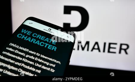 In questa immagine, un telefono cellulare con il sito web dell'azienda automobilistica tedesca Fritz Dräxlmaier GmbH Co KG è visibile davanti al logo aziendale. Foto Stock