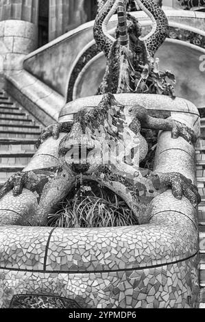 Scultura con salamandra a mosaico o lucertola, conosciuta anche come "El Drac" (Drago in inglese). La fontana è il punto di riferimento più iconico di Park Guell, barca Foto Stock