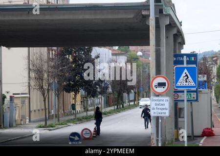 25 ottobre 2024, Slovenia, Nova Gorica: Veduta dalla Slovenia all'Italia: Incrocio stradale da Nova Gorica a Gorizia. A causa della migrazione irregolare, l'Italia controlla entrambi i paesi vicini nonostante la loro adesione a Schengen. Per la prima volta, una coppia di città transfrontaliere si presenta come una metropoli culturale europea. Nel 2025 le città di Nova Gorica (Slovenia) e Gorizia (Italia) avranno il titolo di capitale europea della cultura. Sotto il motto 'Vai! Borderless”, è la prima volta che un'area urbana di insediamento che abbraccia due paesi diversi si presenta come un Capi europeo Foto Stock