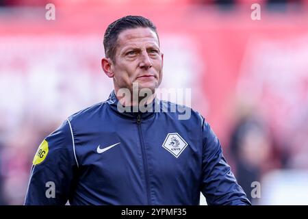 Enschede, Paesi Bassi. 1 dicembre 2024. ENSCHEDE, PAESI BASSI - 1 DICEMBRE: L'arbitro Jeroen Manschot guarda durante l'incontro olandese Eredivisie tra FC Twente e Go Ahead Eagles al De Grolsch veste il 1° dicembre 2024 a Enschede, Paesi Bassi. (Foto di Peter Lous/Orange Pictures) credito: Orange Pics BV/Alamy Live News Foto Stock