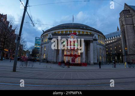 Immagine di Piazza San Pietro a Manchester con decorazioni natalizie Foto Stock