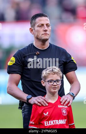 Enschede, Paesi Bassi. 1 dicembre 2024. ENSCHEDE, PAESI BASSI - 1 DICEMBRE: L'arbitro Jeroen Manschot guarda durante l'incontro olandese Eredivisie tra FC Twente e Go Ahead Eagles al De Grolsch veste il 1° dicembre 2024 a Enschede, Paesi Bassi. (Foto di Peter Lous/Orange Pictures) credito: Orange Pics BV/Alamy Live News Foto Stock
