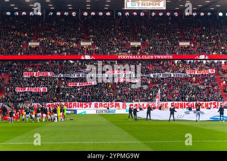 Enschede, Paesi Bassi. 1 dicembre 2024. ENSCHEDE, Stadio Grolsch veste, 01-12-2024, stagione 2024/2025, Eredivisie olandese calcio durante la partita Twente - vai avanti Eagles Banner allo stadio crediti: Pro Shots/Alamy Live News Foto Stock