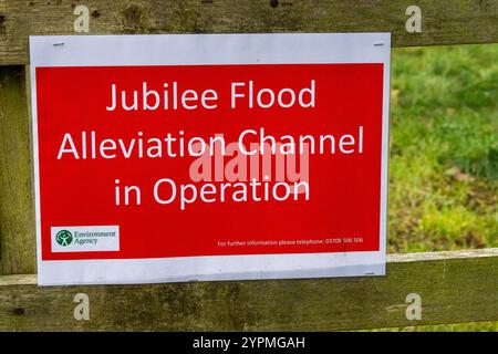 Taplow, Regno Unito. 30 novembre 2024. A seguito delle forti piogge durante la tempesta Bert all'inizio della settimana, l'alluvione del fiume Jubilee è attualmente in funzione in modo da fermare le inondazioni a Windsor e Eton, Berkshire. I segnali di avvertimento indicano alle persone di aspettarsi un rapido cambiamento dei livelli dell'acqua e flussi più elevati. Crediti: Maureen McLean/Alamy Live News Foto Stock