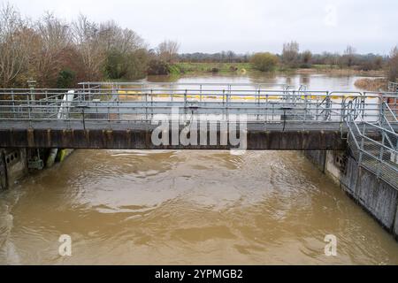 Taplow, Regno Unito. 30 novembre 2024. A seguito delle forti piogge durante la tempesta Bert all'inizio della settimana, l'alluvione del fiume Jubilee è attualmente in funzione in modo da fermare le inondazioni a Windsor e Eton, Berkshire. I segnali di avvertimento indicano alle persone di aspettarsi un rapido cambiamento dei livelli dell'acqua e flussi più elevati. Crediti: Maureen McLean/Alamy Live News Foto Stock