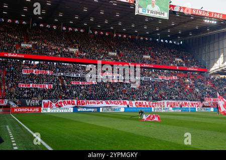Enschede, Paesi Bassi. 1 dicembre 2024. ENSCHEDE, Stadium De Grolsch veste, 01-12-2024, stagione 2024/2025, Eredivisie olandese. Durante la partita Twente - vai avanti Eagles, striscioni tifosi ÔTwente credito: Pro Shots/Alamy Live News Foto Stock