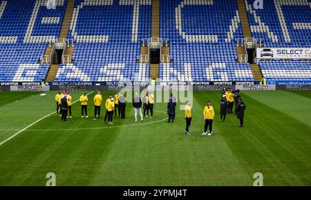 Giocatori dell'Harborough Town in campo prima della partita durante la seconda partita della Emirates fa Cup al Select Car leasing Stadium di Reading. Data foto: Domenica 1 dicembre 2024. Foto Stock