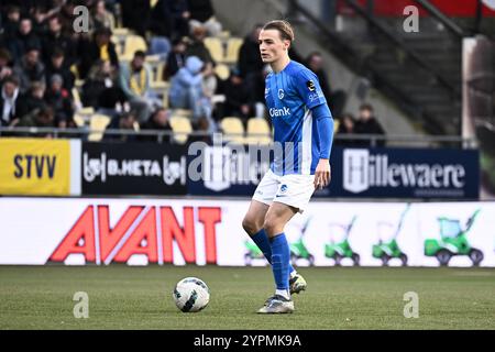 Sint Truiden, Belgio. 1 dicembre 2024. Genk's Matte Smets in azione durante una partita di calcio tra Sint-Truiden VV e KRC Genk, domenica 01 dicembre 2024 a Sint-Truiden, il giorno 16 della stagione 2024-2025 della "Jupiler Pro League" prima divisione del campionato belga. BELGA PHOTO MAARTEN STRAETEMANS credito: Belga News Agency/Alamy Live News Foto Stock