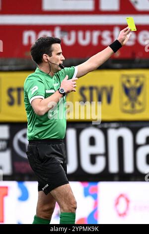 Sint Truiden, Belgio. 1 dicembre 2024. Arbitro Erik Lambrechts nella foto durante una partita di calcio tra Sint-Truiden VV e KRC Genk, domenica 01 dicembre 2024 a Sint-Truiden, il giorno 16 della stagione 2024-2025 della "Jupiler Pro League" prima divisione del campionato belga. BELGA PHOTO MAARTEN STRAETEMANS credito: Belga News Agency/Alamy Live News Foto Stock