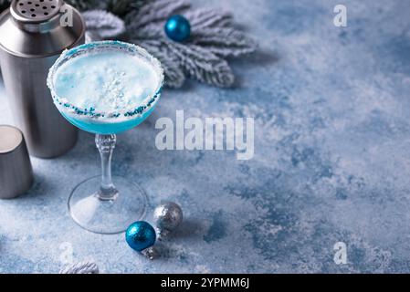 Cocktail di Natale con curacao blu Foto Stock