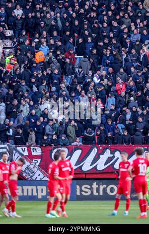 Enschede, Paesi Bassi. 1 dicembre 2024. ENSCHEDE, PAESI BASSI - 1 DICEMBRE: Il tifoso del FC Twente riceve assistenza medica durante la partita olandese Eredivisie tra FC Twente e Go Ahead Eagles al De Grolsch veste il 1 dicembre 2024 a Enschede, Paesi Bassi. (Foto di Peter Lous/Orange Pictures) credito: Orange Pics BV/Alamy Live News Foto Stock