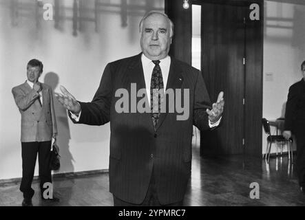 Deutschland, Bonn 26.09.1994 Archiv.: 49-41-07 CDU-Praesidiumssitzung foto: Bundeskanzler Helmut Kohl CDU-Praesidiumssitzung *** Germania, Bonn 26 09 1994 Archivio 49 41 07 riunione del Presidium CDU foto Cancelliere federale Helmut Kohl CDU Presidium Meeting Foto Stock