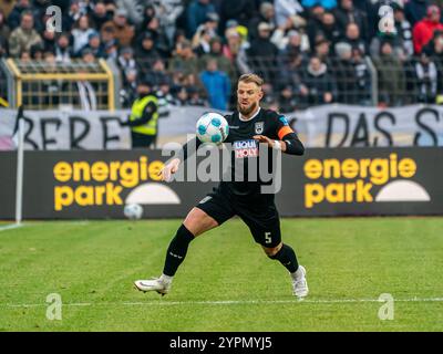 Johannes Reichert (SSV Ulm 1846, #05), GER, SSV Ulm 1846 vs. SpVgg Greuther Fuerth, Fussball, 2. Bundesliga, Spielzeit 2024/2025, 01.12.2024, le normative DFB/DFL vietano qualsiasi uso di fotografie come sequenze di immagini e/o quasi-video. Foto: EIBNER/Michael Schmidt Foto Stock