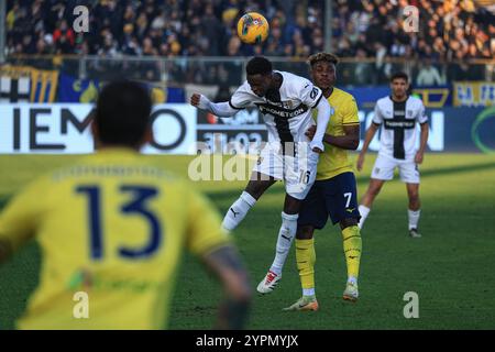 Mandela Keita (Parma calcio) combatte per il pallone contro Fisayo Dele-Bashiru (SS Lazio) durante Parma calcio vs SS Lazio, partita di serie A A Parma, Italia, 1 dicembre 2024 Foto Stock