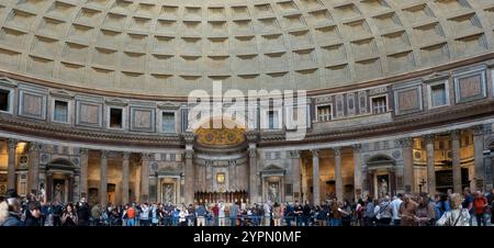 Roma, Italia - 2 novembre 2024: Una vista panoramica dei turisti all'interno del Pantheon, un antico tempio romano che è stata una chiesa cattolica dal 609 d.C. Foto Stock