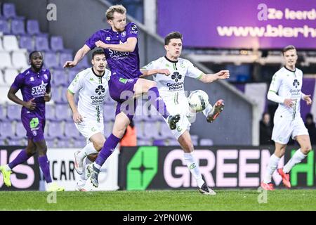 Ewan Henderson di Beerschot e Hannes Van der Bruggen di Cercle fotografati in azione durante una partita di calcio tra Beerschot va e Cercle Brugge, domenica 01 dicembre 2024 ad Anversa, il giorno 16 della stagione 2024-2025 della prima divisione del campionato belga 'Jupiler Pro League'. BELGA FOTO TOM GOYVAERTS Foto Stock