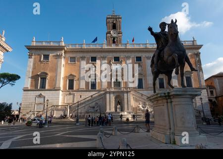 Roma, Italia - 4 novembre 2024: Turisti in Piazza del Campidoglio, in cima al Campidoglio, con la statua equestre di Marco Aurelio. Foto Stock