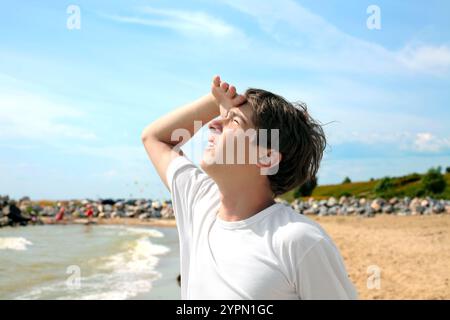 adolescente che guarda il cielo Foto Stock