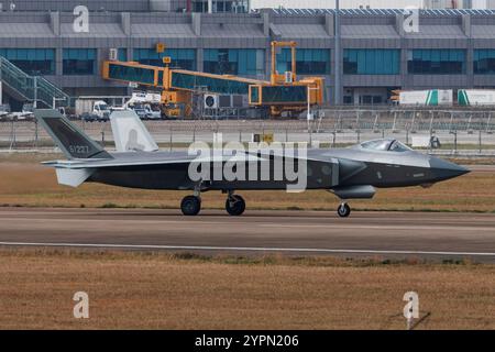 Un jet di superiorità aerea Stealth J-20 dell'Esercito Popolare di Liberazione cinese all'Airshow China a Zhuhai Foto Stock