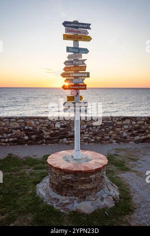 Alba dietro un cartello con le indicazioni per l'Europa vicino a Collioure, Cote Vermeille, Occitania, Languedoc-Roussillion, Francia Foto Stock