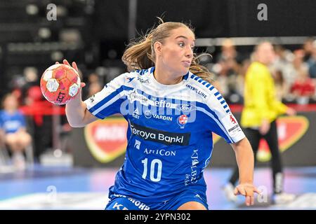 Suna Krossteig Hansen (Faeroeer Inseln, n. 10) ballo mattutino. Sui, Kroatien - Faeroeer Inseln, Frauen-Handball, donne EHF EURO 2024, 2. Spieltag, gruppo D, 01.12.2024 foto: Eibner-Pressefoto/Thomas Hess Foto Stock